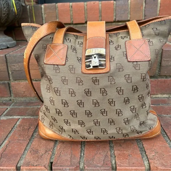 Dooney & Bourke canvas and leather signature shoulder bag - Picture 4 of 16